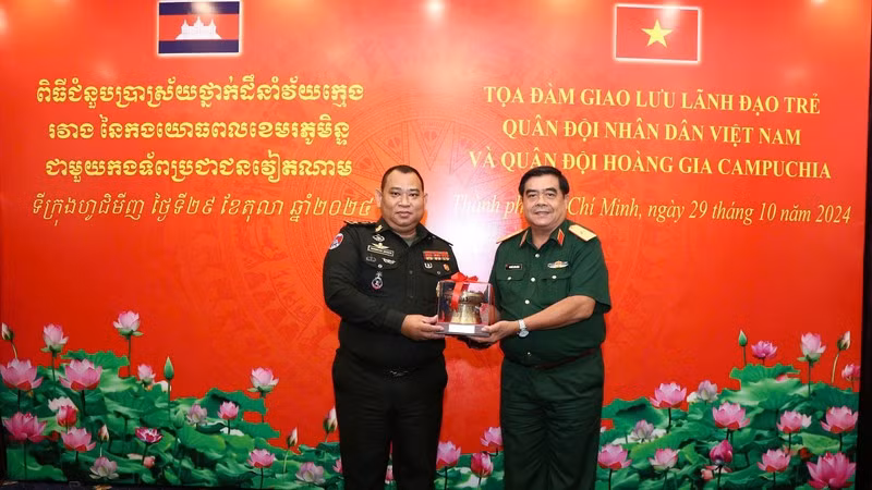 Delegación vietnamita entrega a representante camboyano (Foto: Nhan Dan)