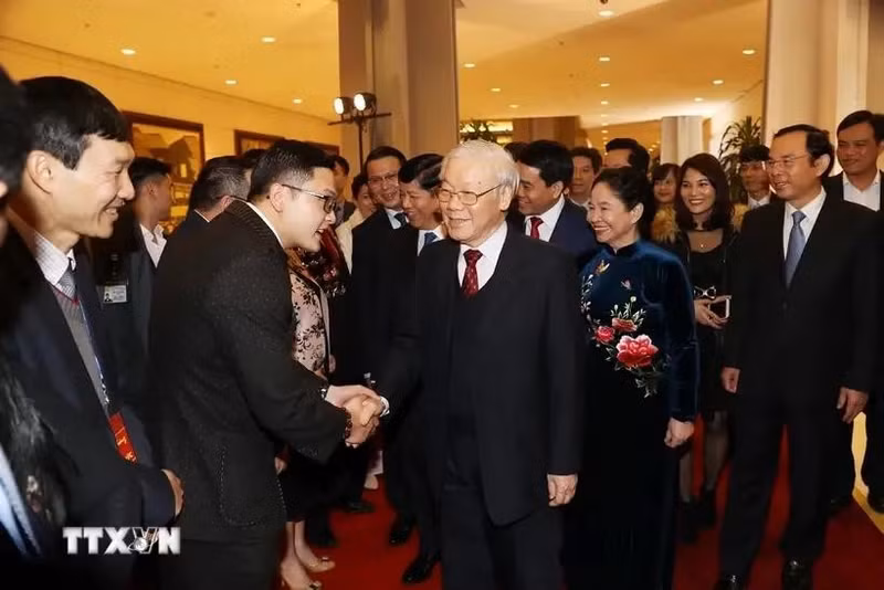 El secretario general del PCV y presidente Nguyen Phu Trong, su esposa y residentes vietnamitas en el extranjero asistieron al programa "Primavera de la Patria" de 2019. (Foto: VNA)
