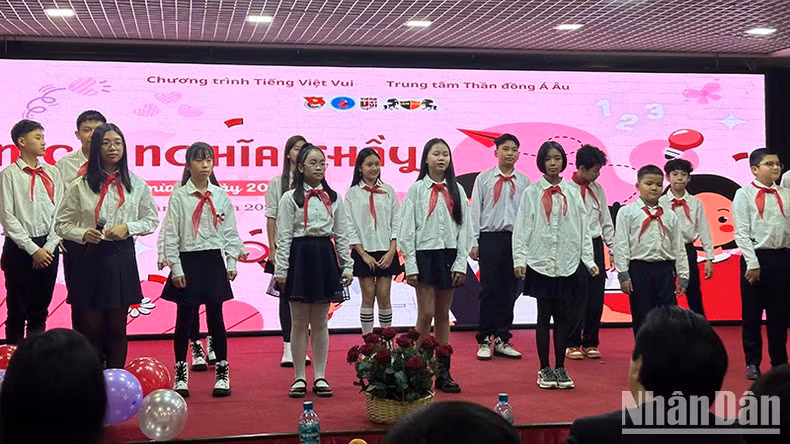 Los estudiantes presentan canciones vietnamitas en la ceremonia. (Foto: THUY VAN)