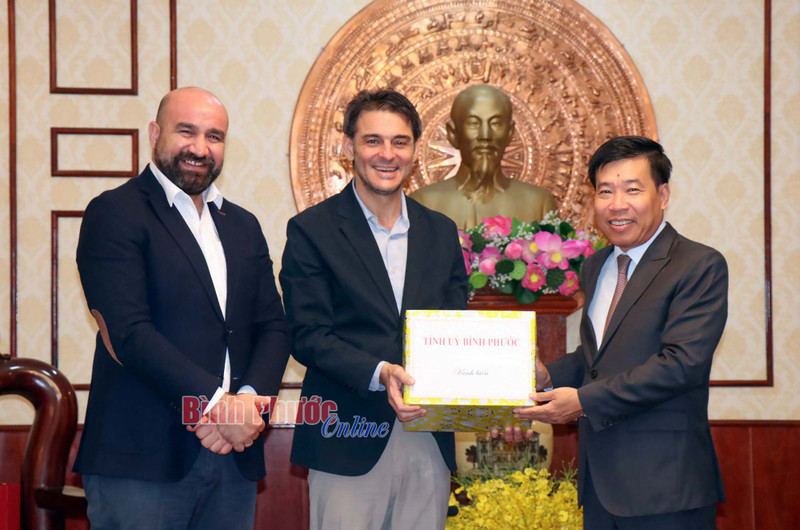 Nguyen Manh Cuong, secretario provincial del Partido, entrega regalo a líderes del grupo turco. (Foto: baobinhphuoc.com.vn)