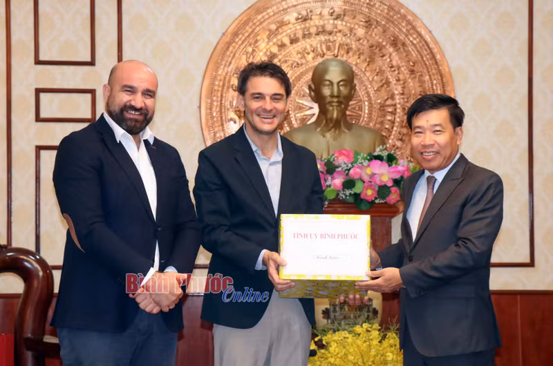 Nguyen Manh Cuong, secretario provincial del Partido, entrega regalo a líderes del grupo turco. (Foto: baobinhphuoc.com.vn)