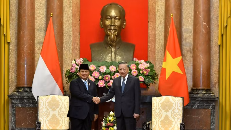 El secretario general del Partido Comunista y presidente de Vietnam, To Lam, recibe al presidente electo de Indonesia, Prabowo Subianto.