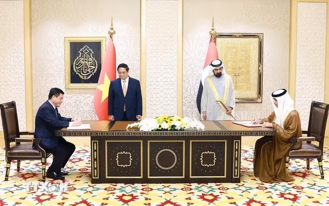 El primer ministro de Vietnam, Pham Minh Chinh, y el vicepresidente y premier de EAU, Jeque Mohammed bin Rashid Al Maktoum, presencian la firma del Acuerdo de Asociación Económica Integral entre los dos países.