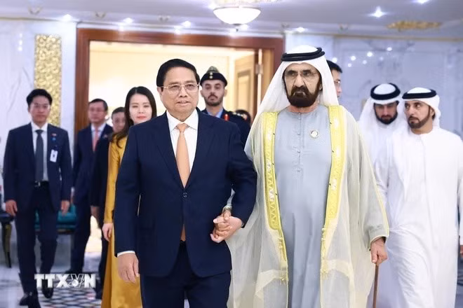 El primer ministro vietnamita, Pham Minh Chinh, y el vicepresidente y premier de los EAU, Sheikh Mohammed bin Rashid Al.