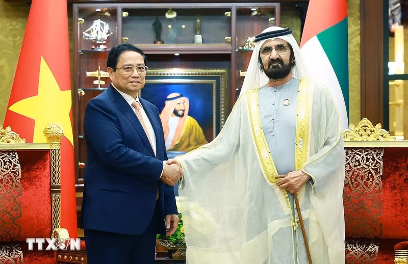 El primer ministro vietnamita, Pham Minh Chinh, sostiene conversaciones con el vicepresidente y premier de los EAU, Sheikh Mohammed bin Rashid Al Maktoum. 