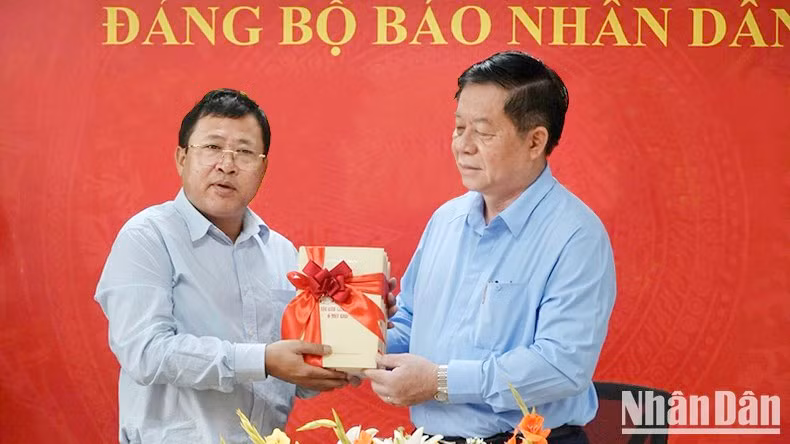 Nguyen Trong Nghia, jefe de la Comisión de Comunicación y Educación del Partido, entrega una colección de libros del secretario general del Partido, Nguyen Phu Trong, a la oficina de representación del periódico Nhan Dan en Ciudad Ho Chi Minh.