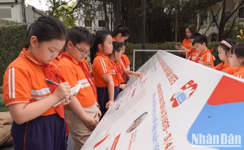 Los estudiantes toman nota de información importante para poder redactar un reportaje.