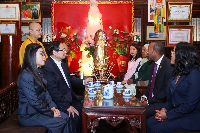 Los primeros ministros de Vietnam, Pham Minh Chinh, y de Etiopía, Abiy Ahmed Ali, junto con sus respectivas esposas, en la pagoda Tran Quoc
