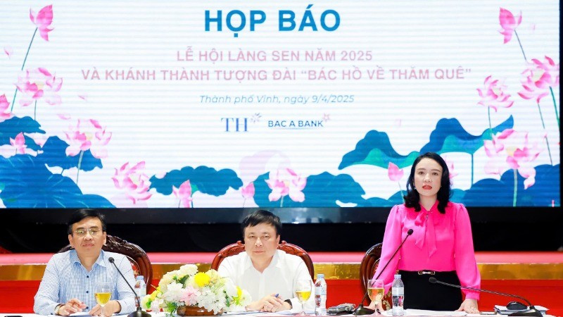 La directora del Servicio de Cultura, Deportes y Turismo de la provincia de Nghe An, Tran Thi My Hanh, informa sobre los preparativos y actividades del Festival.