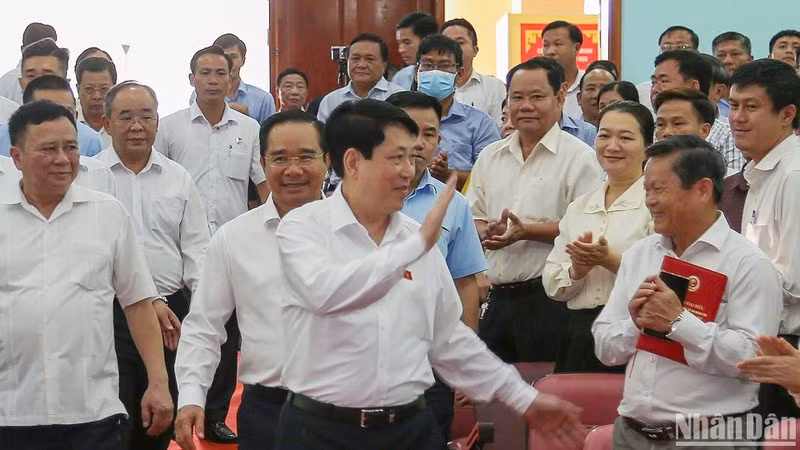 El presidente de Vietnam, Luong Cuong, y los votantes. (Foto: Nhan Dan)