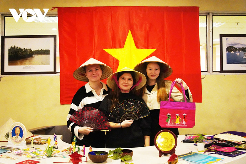 Estudiantes extranjeros en el evento (Foto: VOV)