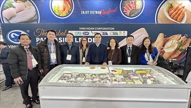 Un representante de la Oficina Comercial de Vietnam en México apoya a las empresas a presentar sus productos en la feria. (Foto: VNA)
