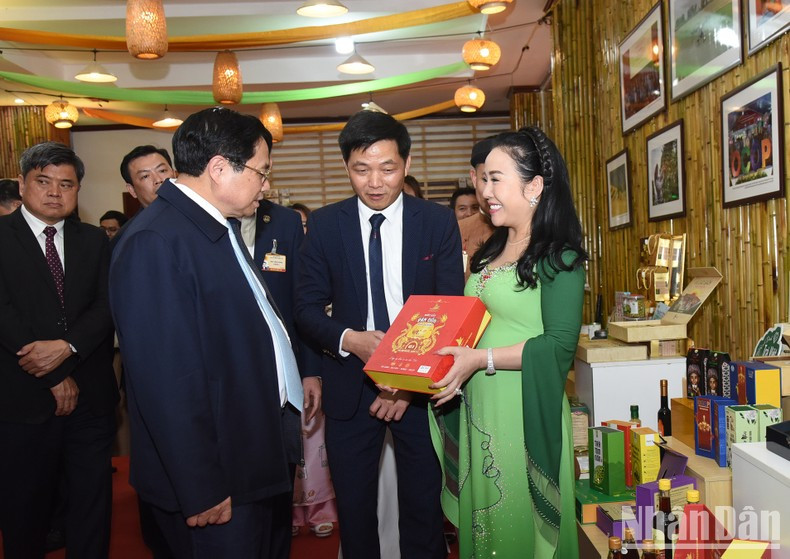 El primer ministro de Vietnam, Pham Minh Chinh, en espacio de exhibición de productos agrícolas (Foto: Nhan Dan)