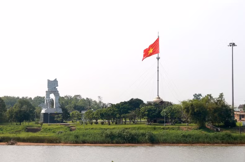 El río Ben Hai apacible y poético, junto a la reliquia de guerra.
