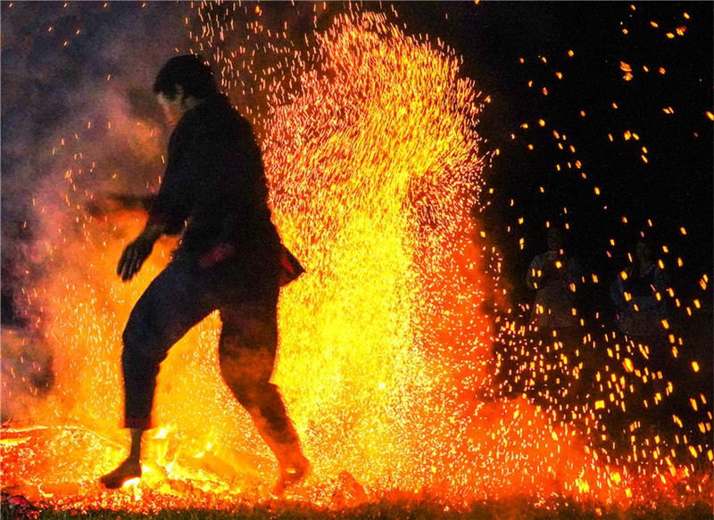 Danza del Fuego de la etnia de Pa Then (Foto: daidoanket.vn)