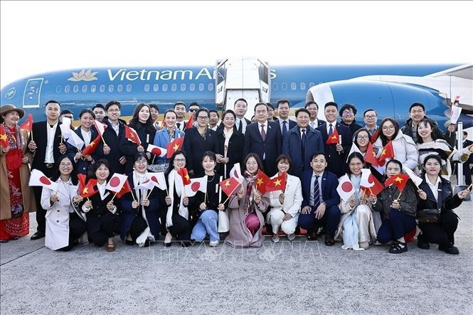 La ceremonia de despedida del titular de la Asamblea Nacional vietnamita, Tran Thanh Man, y su cónyuge en el aeropuerto de Nagasaki. 