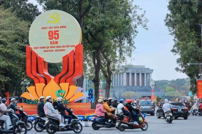 Una gran pancarta que celebra el 95º aniversario de la fundación del PCV en la calle Dien Bien Phu, Hanói (Foto: VNA)