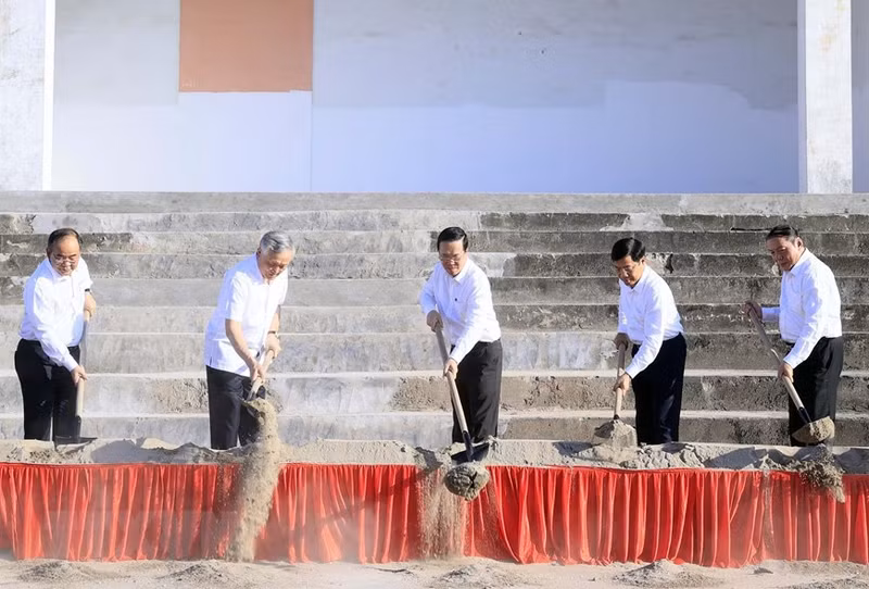 Vo Van Thuong y los delegados en la ceremonia de inauguración del proyecto para reparar la grada B del estadio Bac Giang.