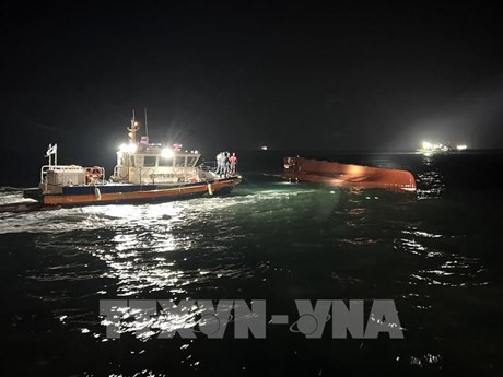 Los rescatistas buscan a las víctimas. (Fotografía: Yonhap/VNA)