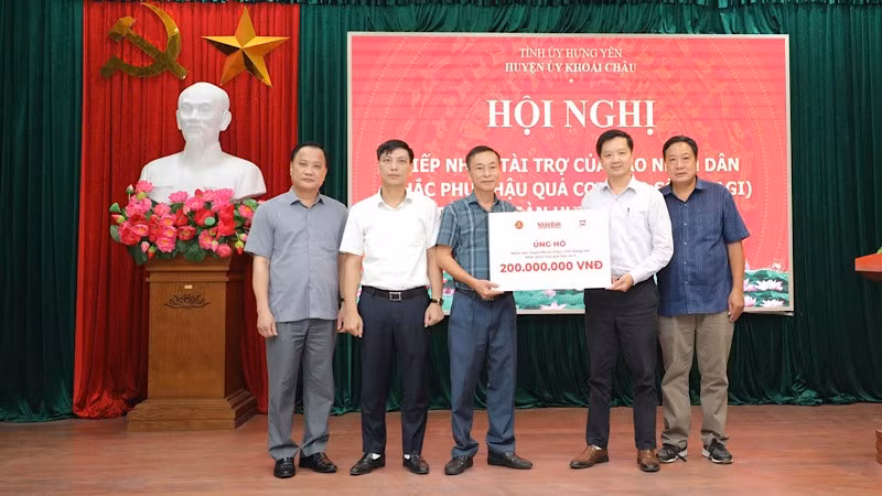 Representantes del periódico Nhan Dan entregan donaciones para apoyar a las víctimas en el distrito de Khoai Chau.