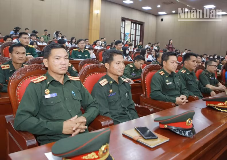 Delegados laosianos en el acto.