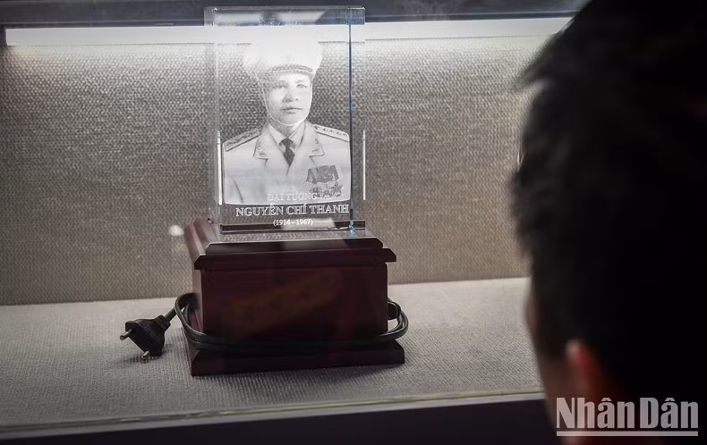 Retrato del General Nguyen Chi Thanh en el museo.