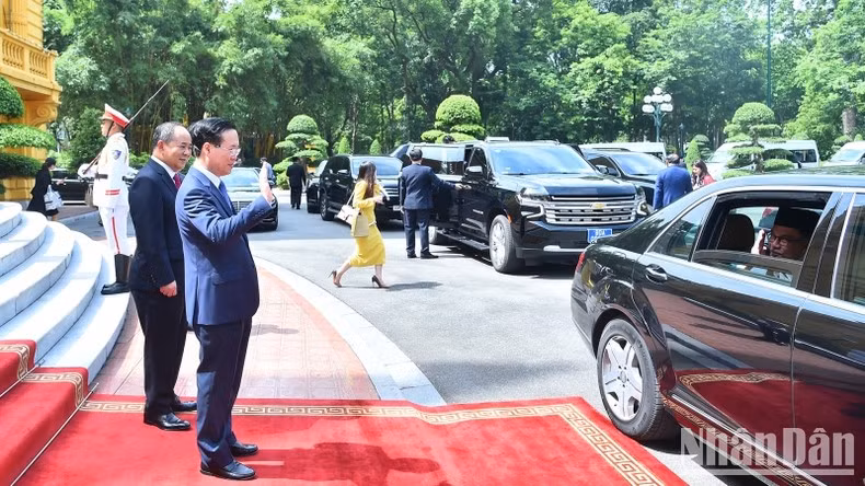 El presidente vietnamita se despide del primer ministro de Malasia, Anwar Ibrahim