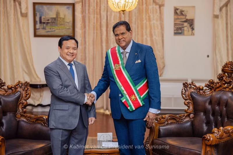 El embajador de Vietnam en Brasil, concurrente en Surinam, Bui Van Nghi, entregó las cartas credenciales al presidente de Surinam, Chandrikapersad Santokhi. (Foto: Embajada vietnamita de Brasil)