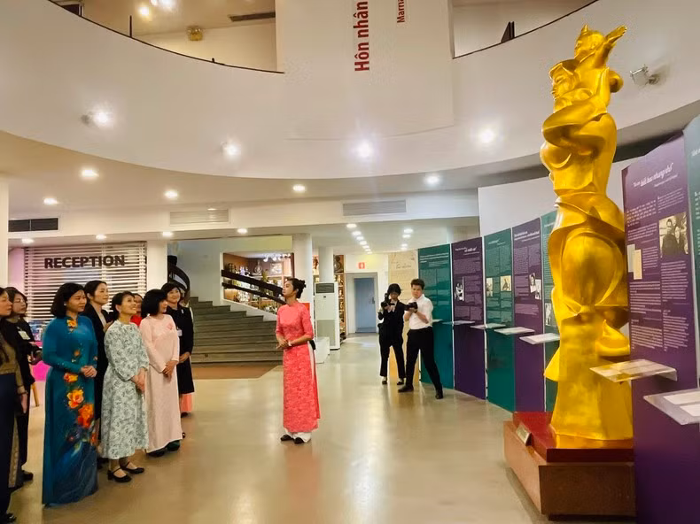 La esposa del primer ministro de Japón, Ishiba Yoshiko, aprende sobre la historia, la cultura y la vida de las mujeres vietnamitas a lo largo de la historia. La esposa del primer ministro de Japón, Ishiba Yoshiko, aprende sobre la historia, la cultura y la vida de las mujeres vietnamitas a lo largo de la historia.