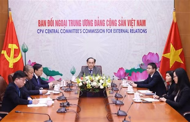 El jefe de la Comisión de Asuntos Exteriores del Comité Central del Partido Comunista de Vietnam (PCV), Le Hoai Trung, sostiene conversaciones en línea con su par cubano, Emilio Lozada García. (Foto: VNA)