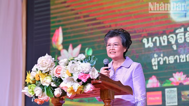 Gobernadora de la provincia tailandesa de Sakon Nakhon, Jureerat Thepart. Gobernadora de la provincia tailandesa de Sakon Nakhon, Jureerat Thepart.