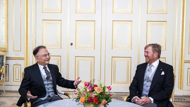El Rey de Países Bajos, Guillermo Alejandro, recibe al embajador Ngo Huong Nam (izquierda). (Foto: baoquocte.vn)