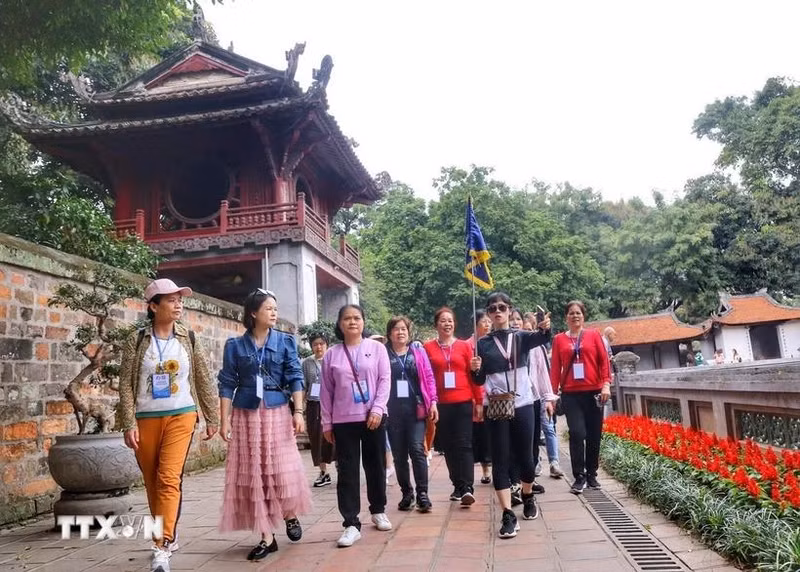 Turistas chinas visitan la Reliquia Nacional Especial del Templo de la Literatura (Van Mieu-Quoc Tu Giam) de Hanói. (Foto: VNA)
