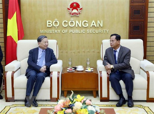 El ministro vietnamita de Seguridad Pública, general To Lam, recibe al subtitular de la similar cartera de Laos, teniente general Kongthong Phongvichit (Foto:VNA)