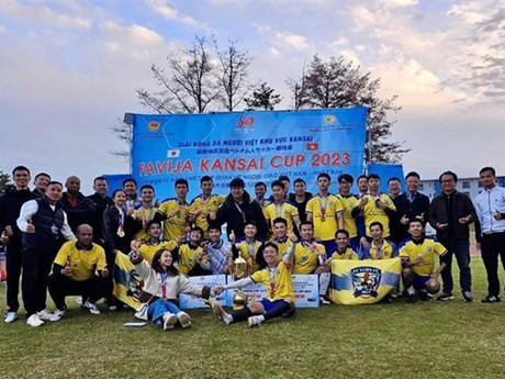La alegría del equipo ganador en el evento (Foto: VNA)