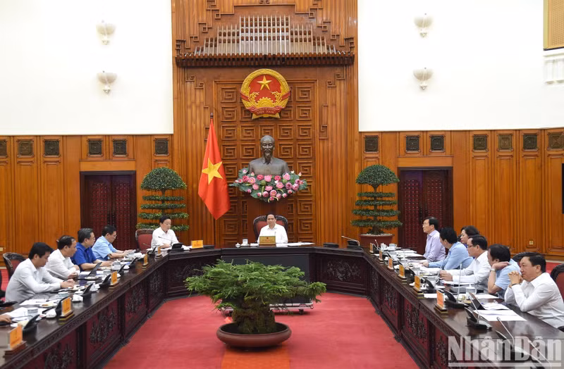 Minh Chinh preside la reunión con ministerios y sectores para eliminar las dificultades y promover el desarrollo de viviendas sociales.