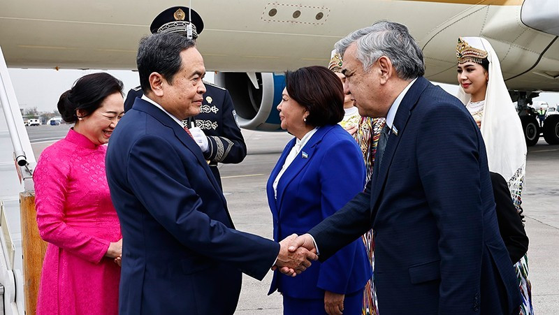 El presidente de la Asamblea Nacional de Vietnam, Tran Thanh Man, llega a Tashkent. (Foto: VNA)