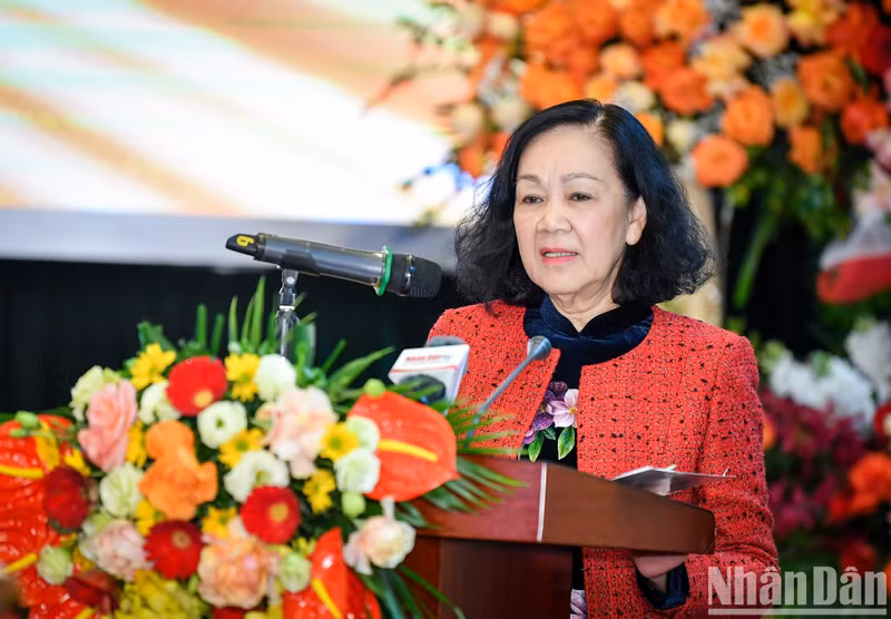 Truong Thi Mai, miembro del Buró Político y permanente del Secretariado del Comité Central del Partido y jefa de su Comisión de Organización, interviene en el evento.