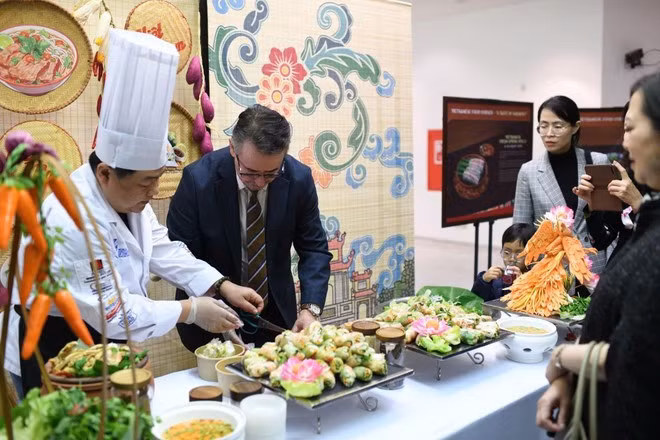 La gastronomía contribuye a difundir la cultura de Vietnam entre amigos internacionales. (Foto: VNA)