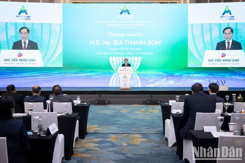 El viceprimer ministro y canciller de Vietnam, Bui Thanh Son, pronuncia el discurso de clausura del AFF 2025. (Foto: Nhan Dan)
