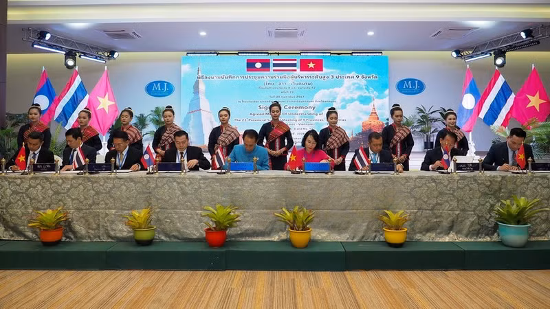 En la ceremonia de firma de acuerdos de cooperación. (Foto: VNA)