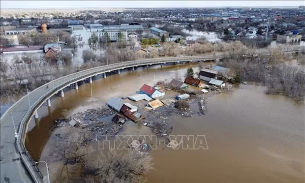 Las inundaciones en Oremburgo, Rusia, el 13 de abril de 2024. (Foto: AFP/VNA)