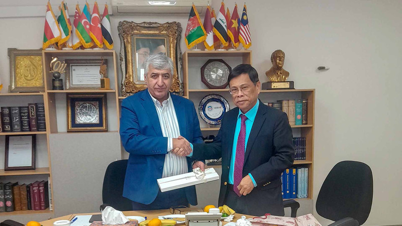 El embajador vietnamita en Irán, Luong Quoc Huy, y Hormatallah Rafiei, presidente de la Aatta.