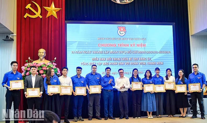 Quoc Minh otorga certificados de reconocimiento a 30 personas destacadas en la labor de la Unión y otras actividades juveniles en 2023