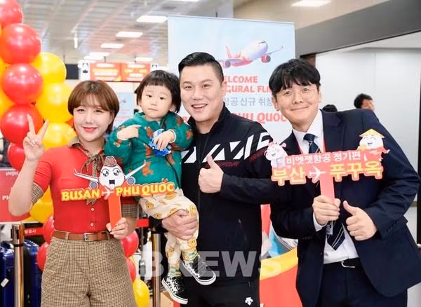 Pasajeros del vuelo inaugural Busan - Phu Quoc. (Foto: VNA)