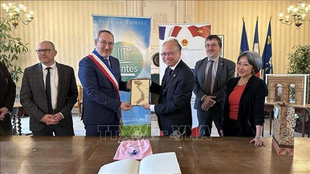 El embajador vietnamita en París, Dinh Toan Thang (derecha), entrega regalo a la ciudad de Saintes (Fotografía: VNA)