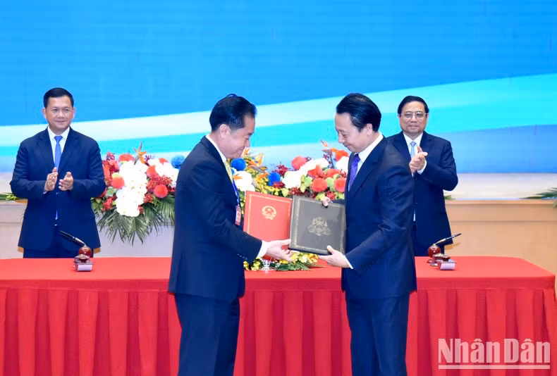 Los dos premieres presencian la firma de un Memorando de Entendimiento sobre cooperación entre la Federación de Comercio e Industria de Vietnam y la Cámara de Comercio de Camboya.