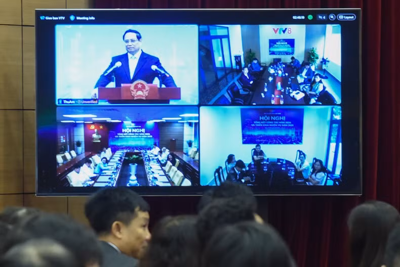 La conferencia se lleva a cabo de forma presencial y virtual con la conexión a las estaciones de televisión regionales. La conferencia se lleva a cabo de forma presencial y virtual con la conexión a las estaciones de televisión regionales.