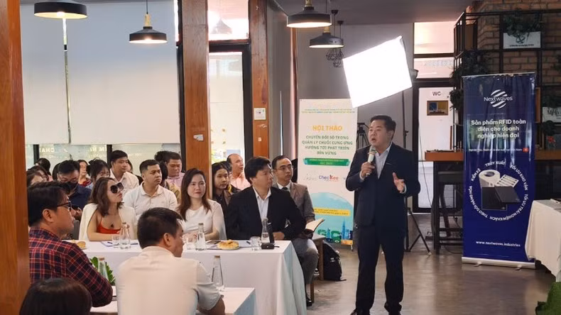 Pham Van Quan, experto nacional en transformación digital habla en el evento.