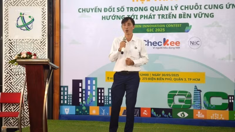 Tran Ninh Dong, jefe interino del Departamento de Gestión de la Propiedad Intelectual e Innovación del Servicio de Ciencia y Tecnología de Ciudad Ho Chi Minh, habla en el seminario.